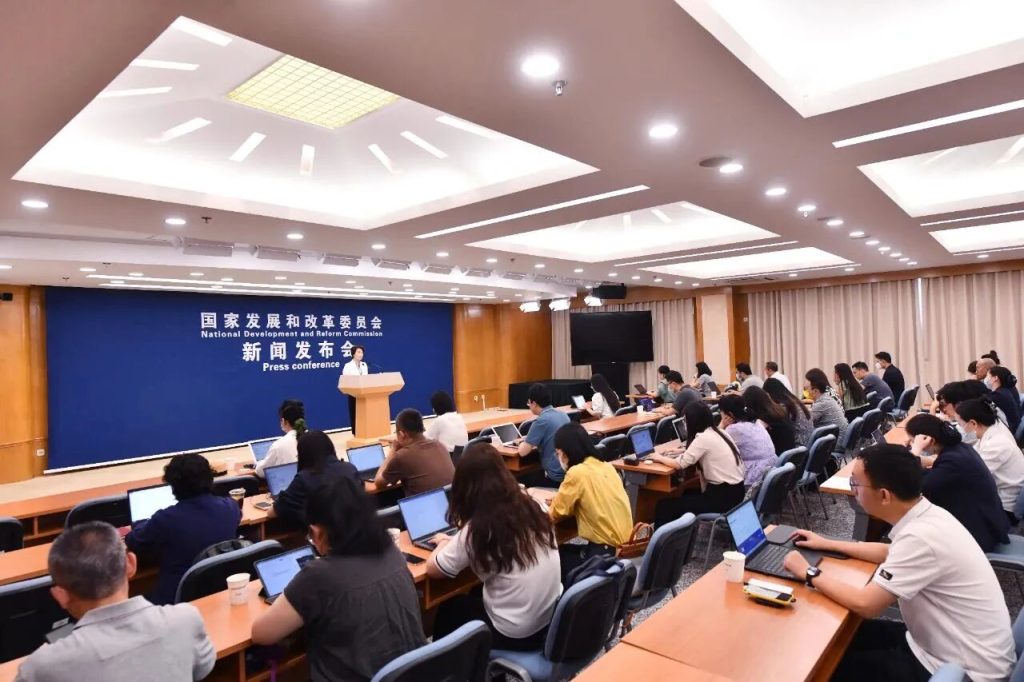 国家发改委：抓紧推动新能源建设，促进风电、太阳能多发多用-内蒙古清洁能源产业协会
